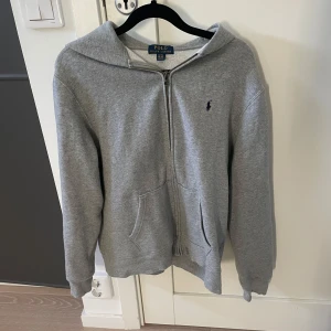 Grå ralph lauren hoodie - Tjena, säljer en grå luvad ralph lauren hoodie. Säljer pga av att den är för liten för mig. Storleken på tröjan är 170, priset kan förhandlas