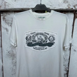 Ralph Lauren T-shirt  - Säljer nu denna Ralph Laurent T-shirt i storlek M. Den är i bra skick och har mycket kvar att ge.  Skriv om ni har några frågor. 🙏🏼🙌🏼  ❗️❗️INGA BYTEN!!!! ❗️❗️