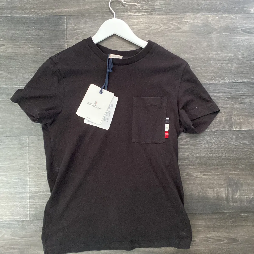 Moncler tshirt| skick 10:10 | nypris 3000kr vårat pris 799kr | storlek S| tags medföljer | . T-shirts.