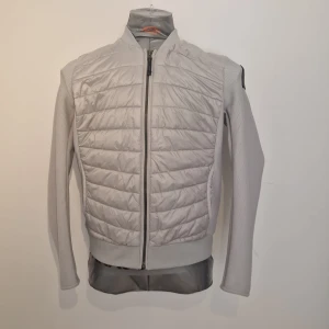 Parajumpers Terence Warm Up - Helt ny Parajumpers Terence i färgen "Lunar Rock" Storlek Y-S (pojke ca 12 år) Certilogo för kontroll av äkthet.