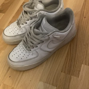 Air force 1 - Ett par af1 för billigt pris. Vill bli av med de så priset kan ändras. Skick 7/10 har inte använt de så mycket. Ställ gärna frågor. Hål i sulorna så skriv för bild på det.