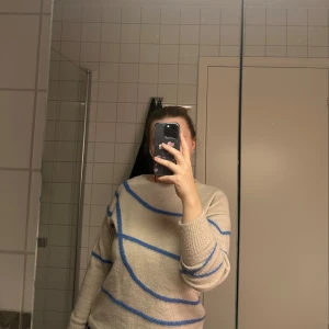 Stickad tröja - En cool stickad tröja från märket Lush i storlek S, köpt second hand men i superfint skick!💕 Hör gärna av er vid frågor🌸