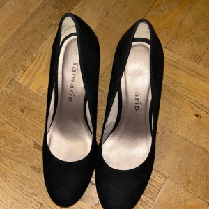 Svarta klackar  - Jättefina klassiska klackar, you can never go wrong with these :D   Strl 38, användes bara en gång, kan säga att de är mycket bekväma då jag spenderade en hel dag i dessa utan att behöva byta skor ✨✨