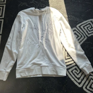Armani exchange sweatshirt  - Vit sweatshirt med svarta detaljer vilket gör den bra att match med, skönt material.