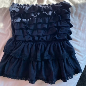 Tube topp - Super söt tube top i mörk blå med volanger. Säljer då den inte kommer till andvändning💕pris kan diskuteras🩷