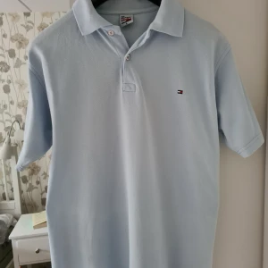 Tommy Hilfiger pike i fint skick - Ljusblå Hilfiger pike. Den är fräsch och i fint skick.