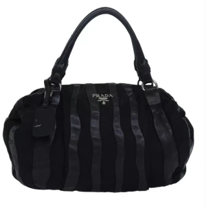 Prada väska - Ursprung: Italien   Material: läder Färg: svart Tillbehör: namnskylt   Överlag mycket bra skick. Se bilder för detaljer! B 33cm x B 25cm x D 10cm
