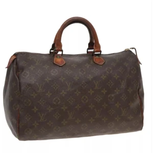 Louis Vuitton Speedy 35 - Louis Vuitton Speedy 35. Ett måste i väskkollektionen! Bra storlek för både vardagsbruk och resor. Perfekt att använda som skol-/arbetsväska. Speedy ger en touch av lyx och stil till varje outfit. Tillverkad i den ikoniska monogramduken.