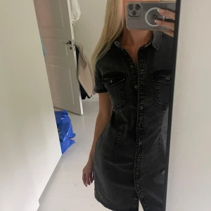 Klänning  - Säljer denna svart/gråa jeansklänning från Noisy May i nyskick med prislapp kvar! Nypris 449kr🩷