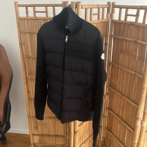 Moncler hybrid jacka M/L - Skick 10/10 Aldrig använts tidigare! Vid frågor skicka pm Passar perfekt för dig som har M/L