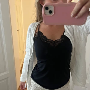 Vit kofta - Vit ribbad kofta. 