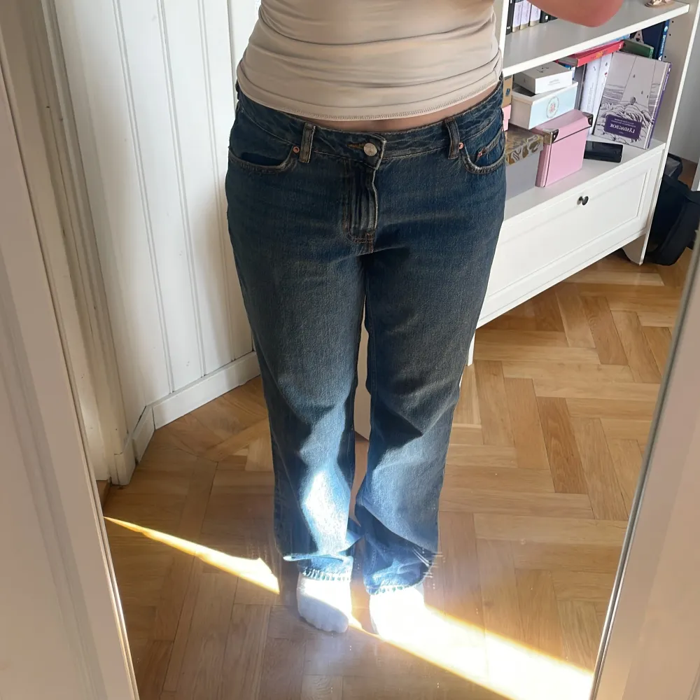 Säljer ett par jeans från Gina i storlek 38, modell ”low straight”. Använda en gång, inga defekter. Superfin mörkblå färg, säljer eftersom de är för stora på mig💘. Jeans & Byxor.