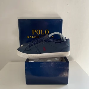 Polo skor  - Säljer nu dessa feta Ralph lauren skorna! Väldigt fint skick✌️.  Storlek 40. Kan gå ner i pris vid snabb affär.  Hör av dig vid minsta fråga!👏 