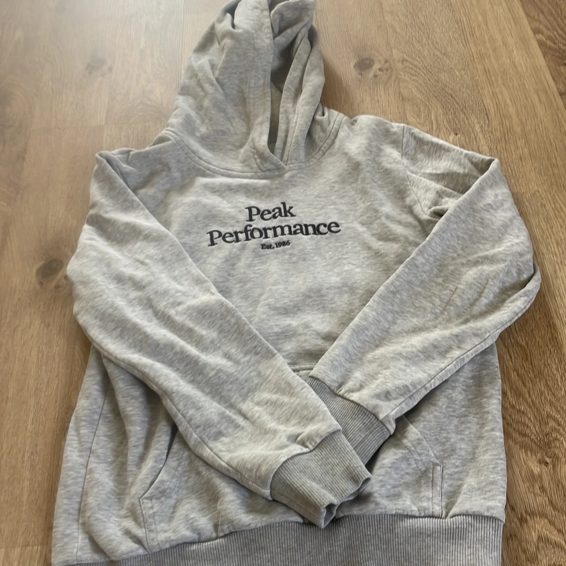 Grå hoodie från Peak Performance