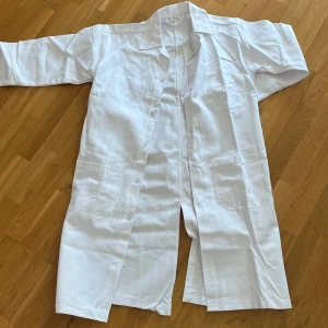 Vit rock - Helt oanvänd vit rock till typ nollning eller om man ska vara något på halloween