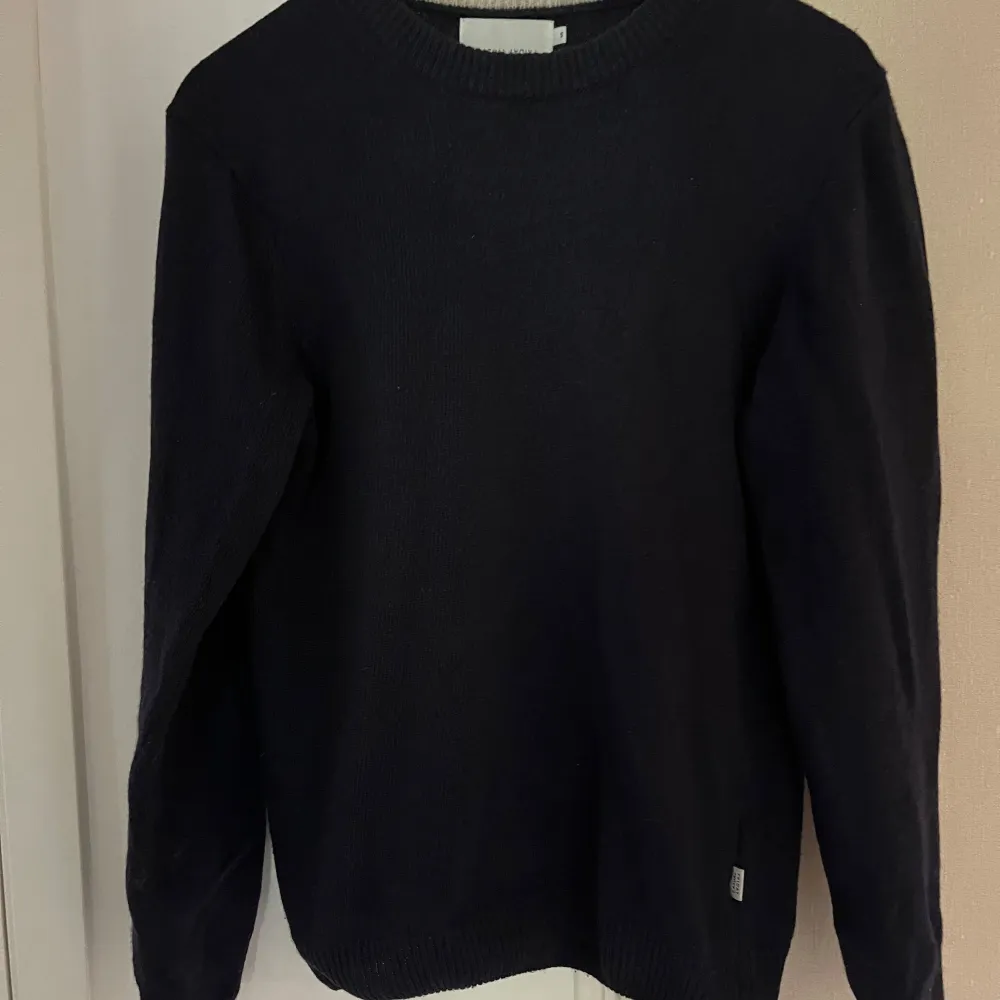 Fin casual friday crewneck tröja i färgen navy blue storlek S. Tröjor & Koftor.