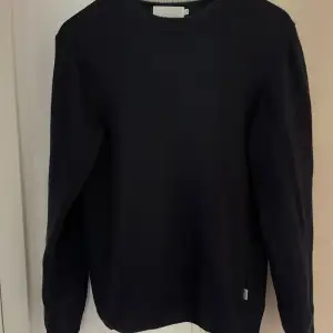 Fin casual friday crewneck tröja i färgen navy blue storlek S