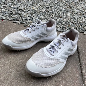 Adidas Golf skor - Tjena säljer mina golf skor som ja knappt använt då ja köpt nya. Storlek 41 Ny skick