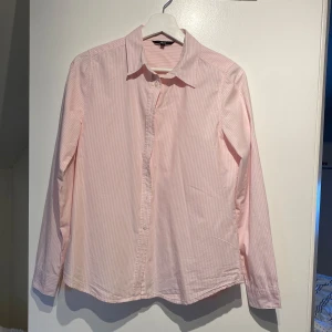 Skjorta rosa - Priset är alltid diskuterbart🩷Skjorta som har ränder i rosa och vitt. Storlek M och kommer från ellos. Använde en del för flera år sedan men är i gott skick. Har en liten mindre fläck vid kragen