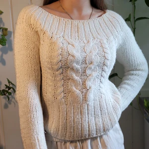 Stickad tröja - Så söt stickad tröja, perfekt nu till hösten!! Sparsamt använd så i superfint skick <33 