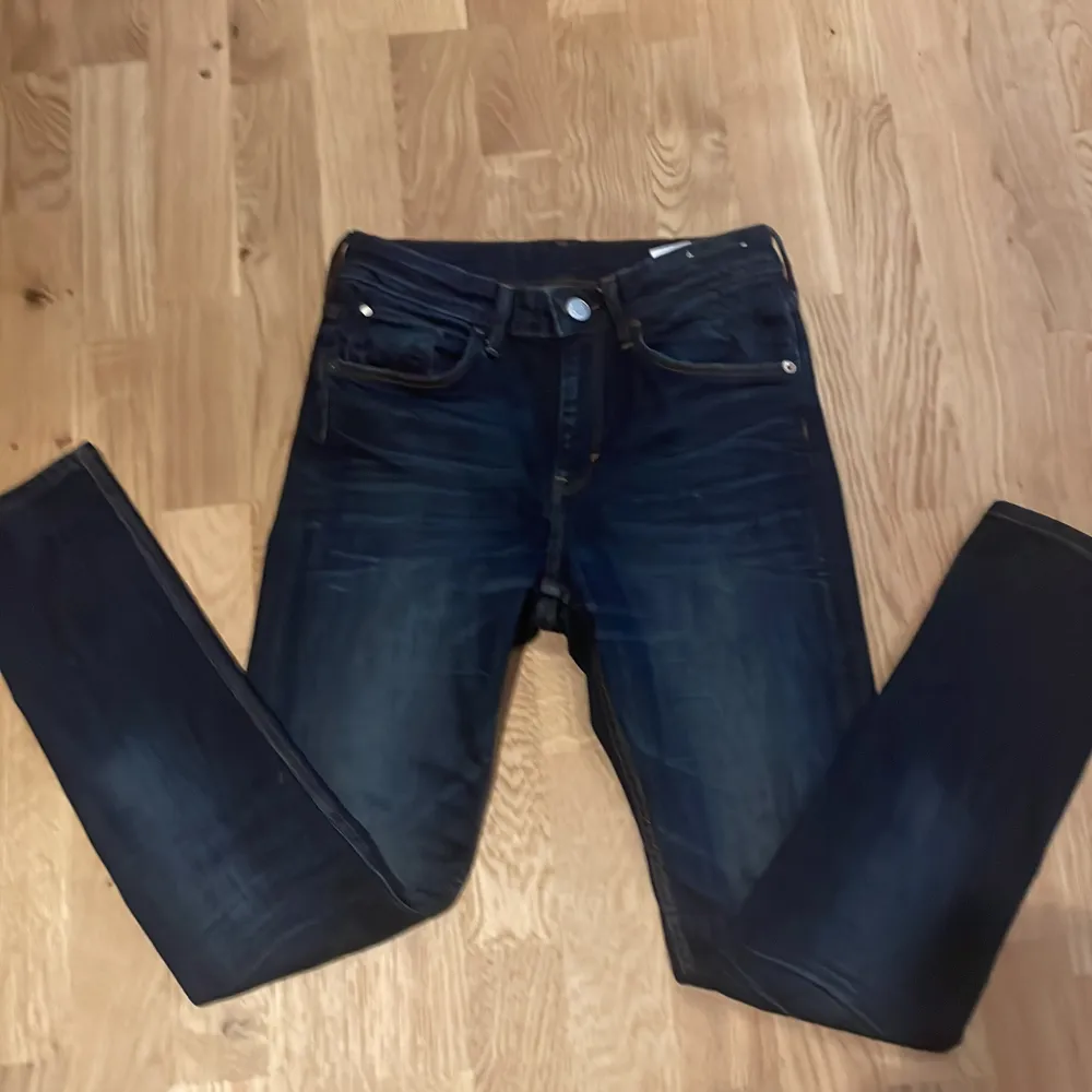 Denim jeans i mörkblå  Bra passform inte för tajt och inte för bagy  Väldigt billiga . Jeans & Byxor.