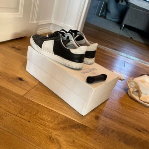 Valentino flycrews  - Tja, säljer mina valentino flycrews som är i läder. Dom är i väldigt bra skick och endast en bit borta, dust bag ingår. Kan även tänka mig ta emot byten 