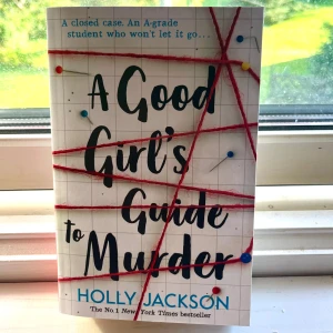 Bok - A good girl’s guide to murder  - A good girl’s guide to murder (på engelska). Läst så därav lite repor på bokryggen 📚🌟