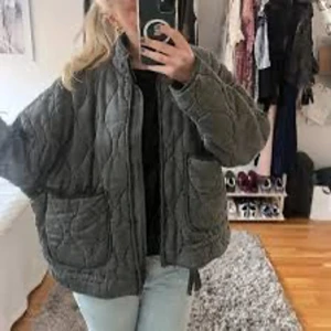 Grå vadderad zara jacka  - Säljer nu min gråa vadderade zara jacka, perfekt till hösten✨ I bra skick och inga defekter❤️