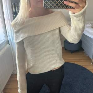 Vit/beige stickad offshoulder tröja från H&M. Den är i storlek M men passar mig som brukar använda Xs och S. Säljer då den inte kommer till användning, har bara använt den en eller två gånger. Den är som ny och har inga defekter. 