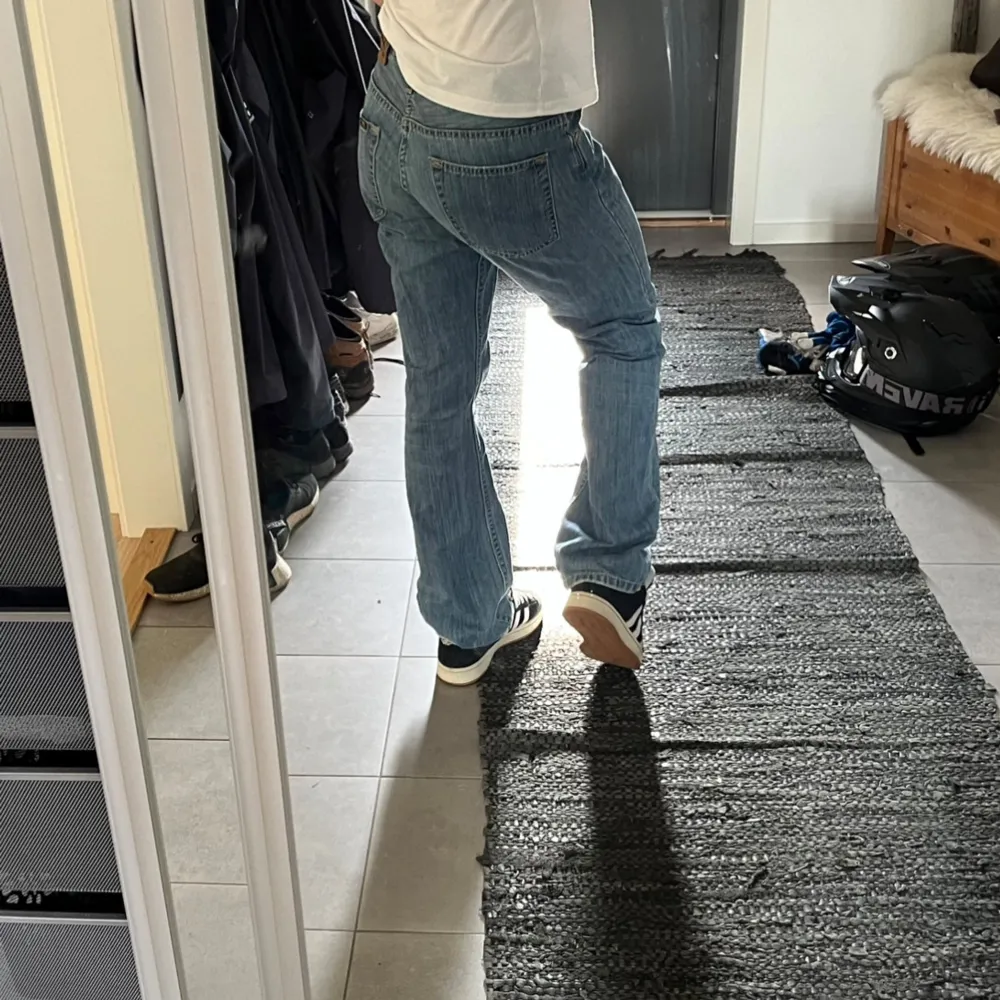 Säljer dessa lee jeans. Köpta på vinted o är i väldigt bra skick🙌🏻 Tidigare säljare skrev att de ungefär är en strl 36 men skulle själv säga att d mer liknar en 38.. Jeans & Byxor.