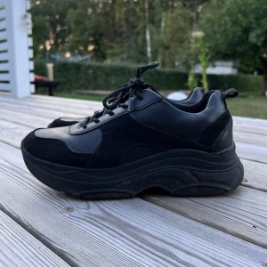 Chunky sneakers - Ett par svarta lite högre chunky sneakers som knappt är använda 🖤 Storlek 40 och true to size!  Sulans höjd: 5 cm Längd: 27 cm