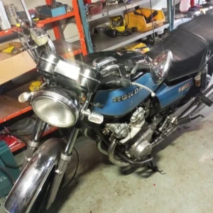 Honda 750 - Väldigt fin motorcykel går hur fint som helst alla papper finns de är en honda 750 k från 1981 samlarobjekt, snabb affär där av priset :) finns Stockholm  hämtas på plats i Stockholm 