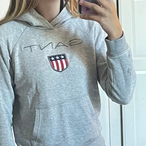 GANT hoodie  - Ljusgrå Hoodie från GANT, strl 152 motsvarar XXS. Är lite sliten vid armbågar. 