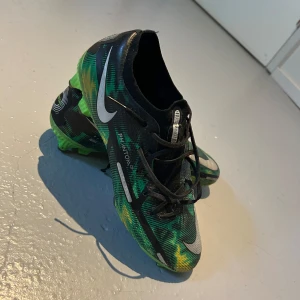 Fotbollsskor - Säljer mina fotbollsskor, skick 7/10 Nypris runt 2000, priset går att diskutera!  