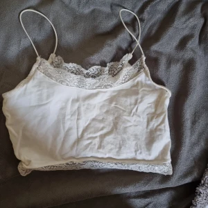 Vit topp - Vitt topp i S. Fint skick oanvänd! Billigt