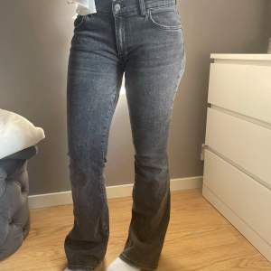 säljer dessa gråa jeans från Gina tricot storlek 38, använda fåtal gånger. jag har sytt om dom till lågmidjade därför sitter de lite tajtare vid låren. inga defekter och i nyskick😍❤️