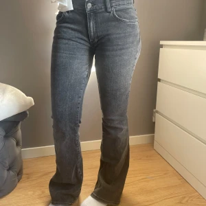 Gråa jeans😍 - säljer dessa gråa jeans från Gina tricot storlek 38, använda fåtal gånger. jag har sytt om dom till lågmidjade därför sitter de lite tajtare vid låren. inga defekter och i nyskick😍❤️