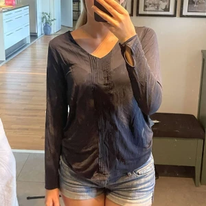 Långärmad blus - Säljer denna långärmade blus med jätte söta detaljer då den inte kommer till användning. Går inte att hitta längre tror jag och den är köpt för 1200 så jag säljer den ändå rätt så billigt 