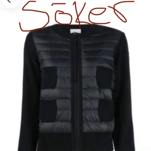 Moncler cardigan  - Söker en Moncler cardigan i storlek Xs elelr S