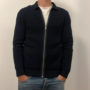 Selected homme stickad tröja - En stickad selected home tröja som jag inte har använt så mycket. Den är i bra skick och är i storlek M. Orginalpris 699 kr.