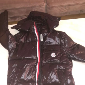Moncler jacka - Fett skön moncler jacka perfekt för sveriges deprimerande vintertid. Har aldrig använt den, inte ens testat den, helt ny.