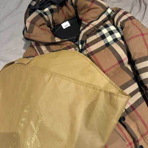Burberry jacka/väst  - Säljer min unika burberry jacka som går att göra till en väst.  Taga och dustbag finns 