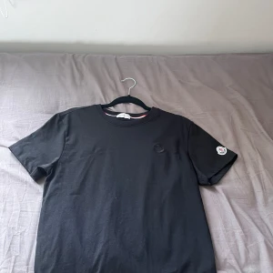 Moncler  - Väldigt bra skick. Kom pm vid mer info