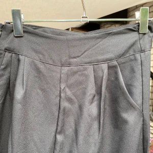 Svarta byxor XS - 2 framfickor, blixtlås i sidan Beninnerlängd: 76 cm Midja: 64 cm Saknar storleksangivelse, uppskattad storlek XS Oanvända!  Inga bilder när den sitter på mig! Katter finns i hemmet