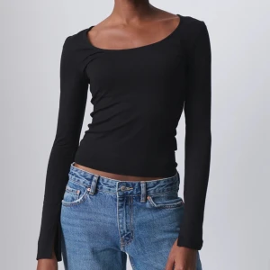 Urringad tröja  - Urringad långärmad med slits vid händerna💕🤗