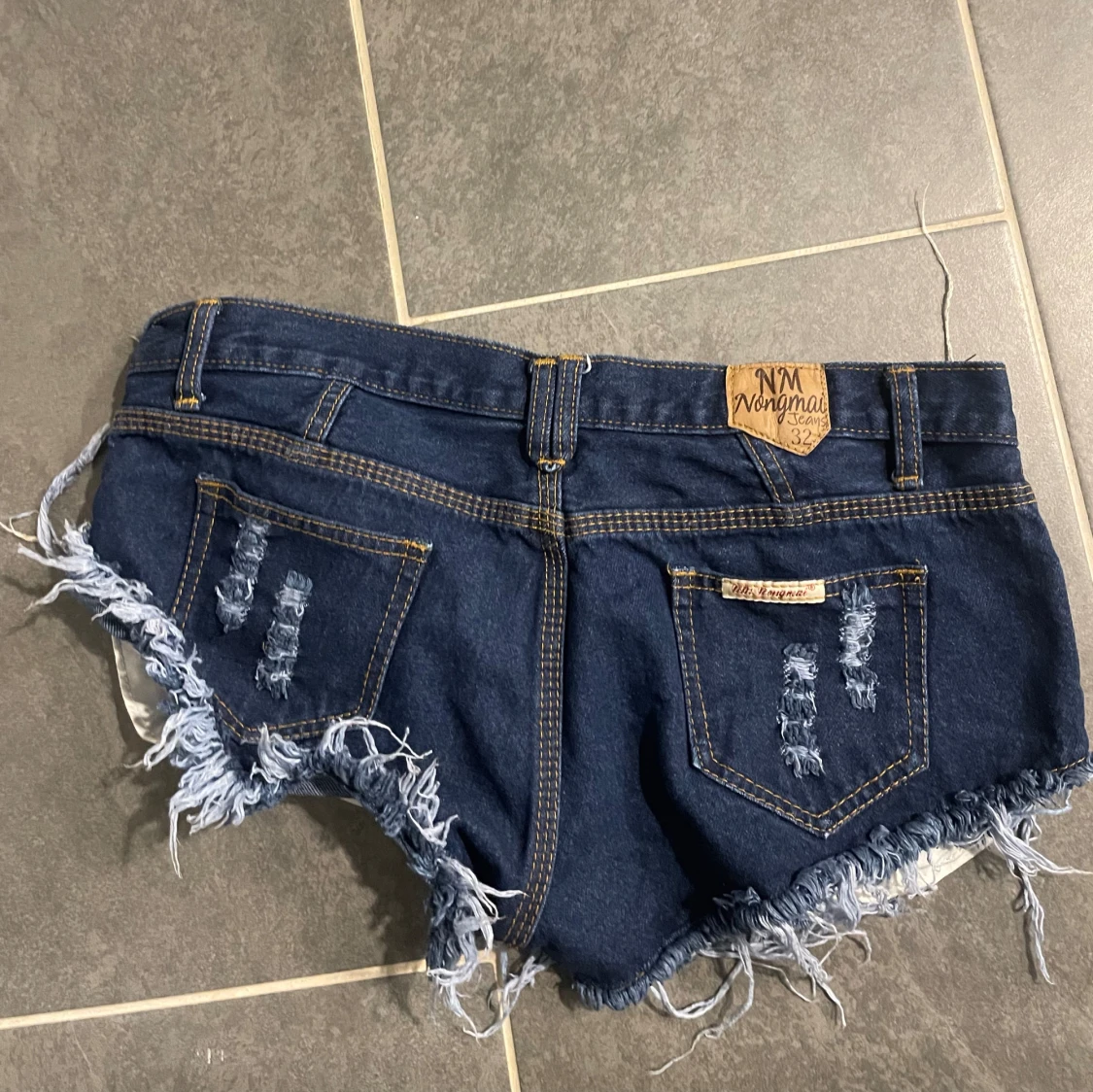 Lågmidjade mörkblå shorts  - 91