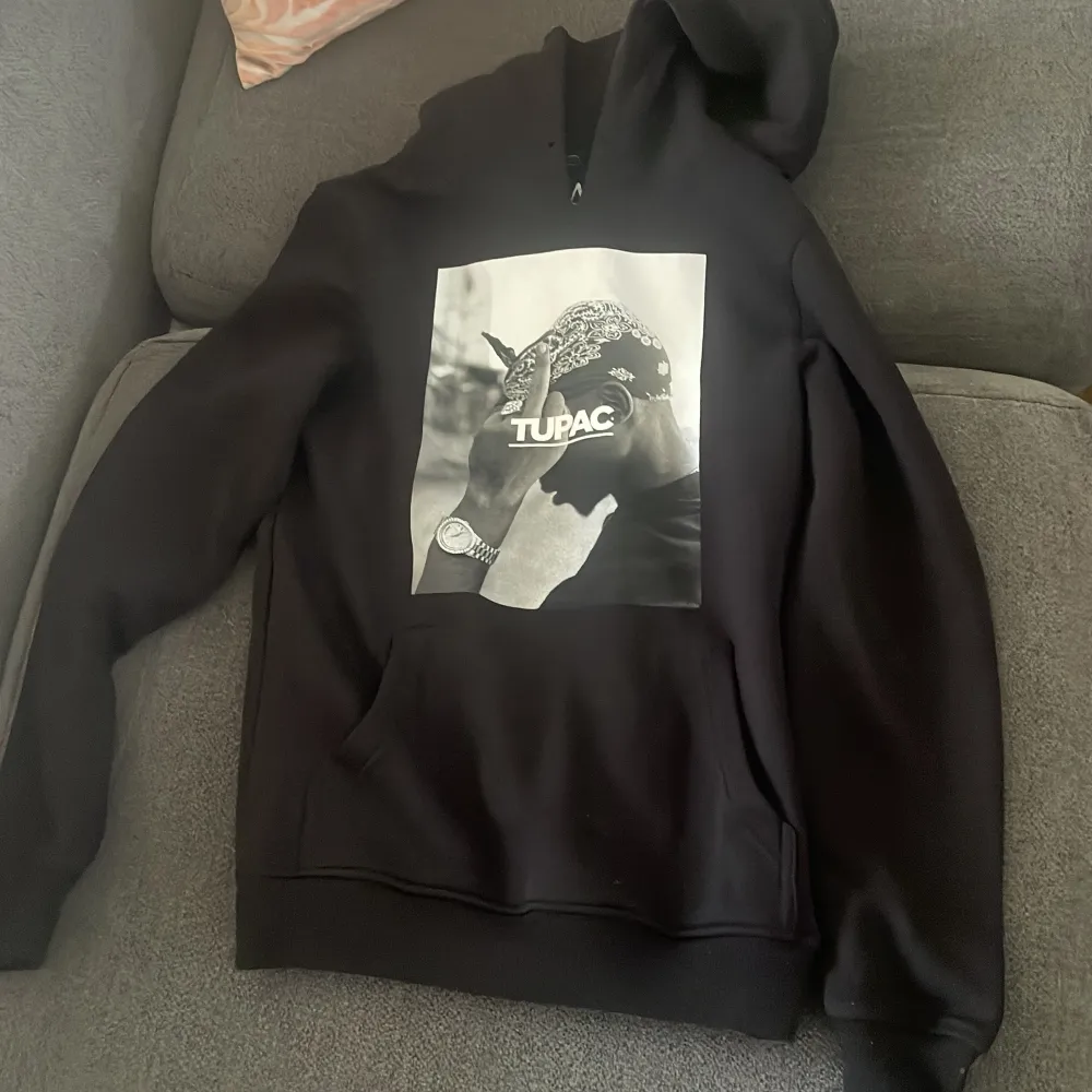 Säljer den här tupac Hoodien då jag köpte den och den var för liten så den har aldrig använts. Den är i storlek xs och passar dig som är runt 170. Hoodies.