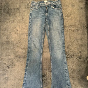 Low waist jeans  - Jätte fina jeans från Gina Tricot. Är från barnavdelningen, storlek 164. Jeansen är ganska stretchiga så passar 34/36. Väldigt bra skick på jeansen. Hör av dig vid intresse ❤️