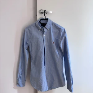 Ralph Lauren skjorta  - Säljer min Ralph lauren skjorta, eftersom den aldrig kommer till användning. Den tar bara plats i garderoben. Skjortan är i storlek XS och den är endast andvänd ett fåtal gånger.  Ny pris 1499 som ni ser på bild 4. Hör av er vid funderingar! 
