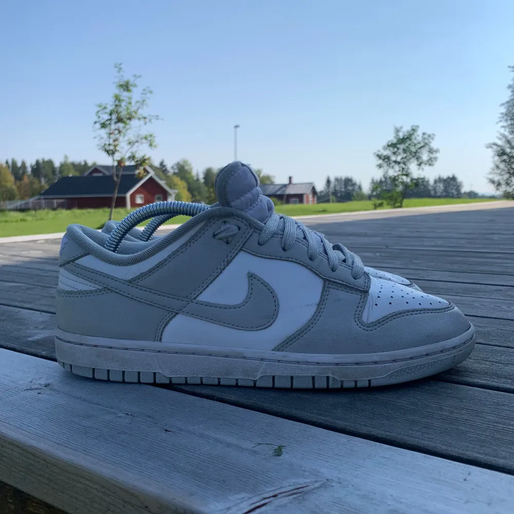 Säljer dessa Nike Dunk Grey fog. De är använda. Skorna är i storlek 42. Skick 7/10. Priset kan diskuteras . Skor.